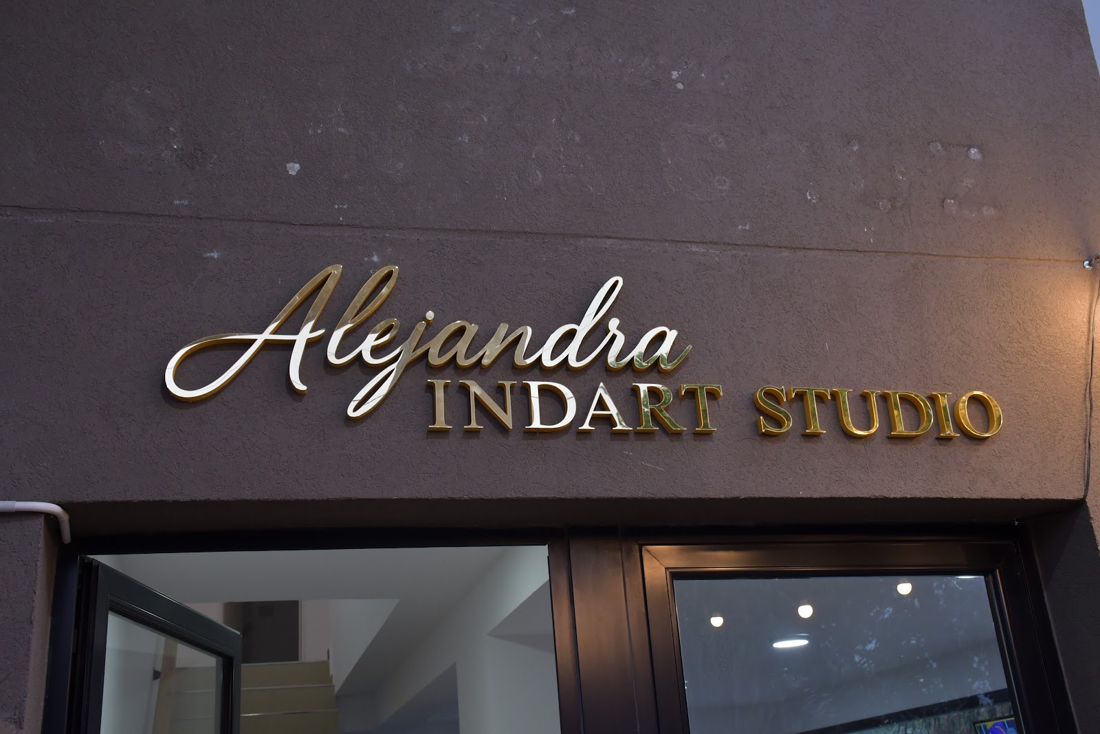 Fachada de Alejandra Indart Studio en Berazategui, cartel con el nombre del estudio